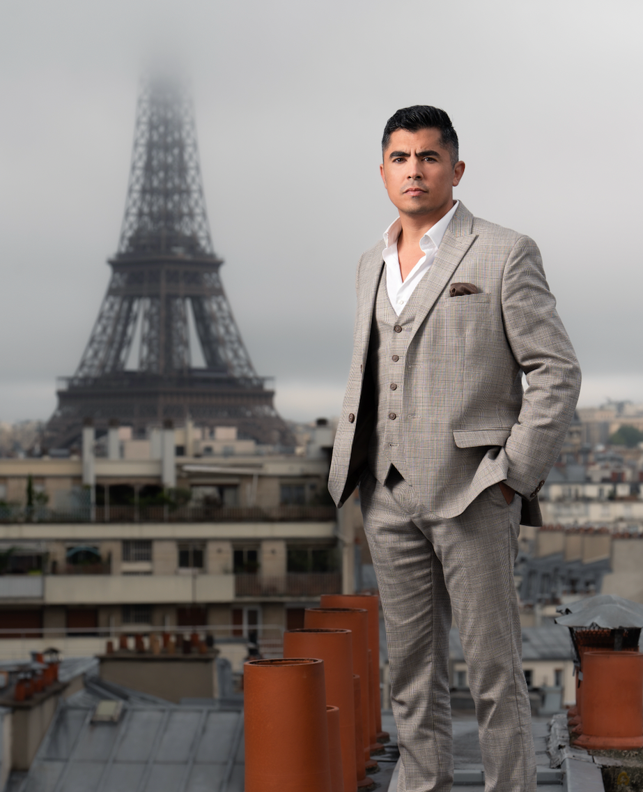 Yoan Bastos devant la tour Eiffel - Le stratège en action, expert en conseil et formation pour les entreprises
