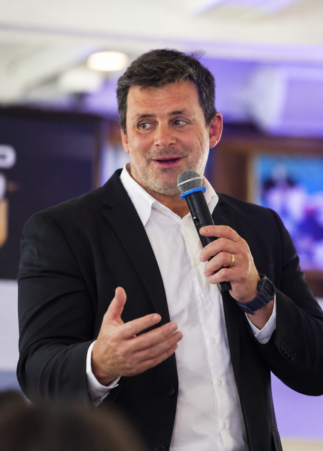 Rodrigo Capo Ortega lors d’une conférence sur le leadership, la cohésion d’équipe et la performance collective.
